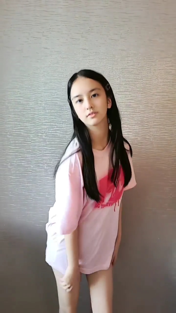 身形很高䠷。 ​​